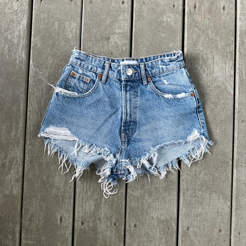 High waisted blue denim shorts from Zara
Size: 2
worn only to try on